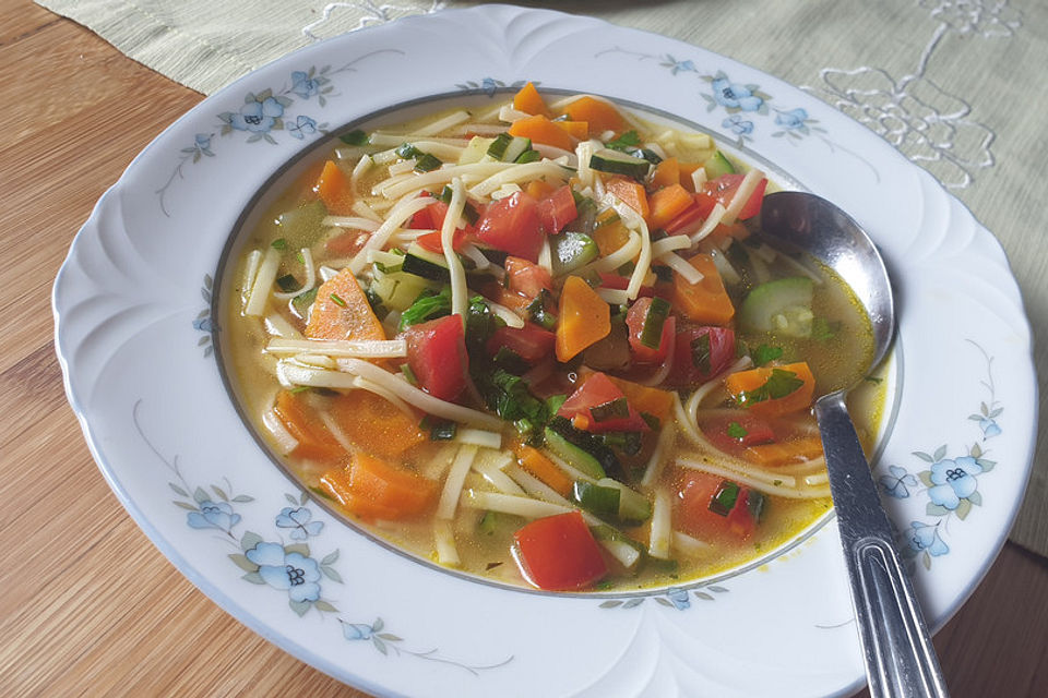 Gemüsesuppe mit Nudeln