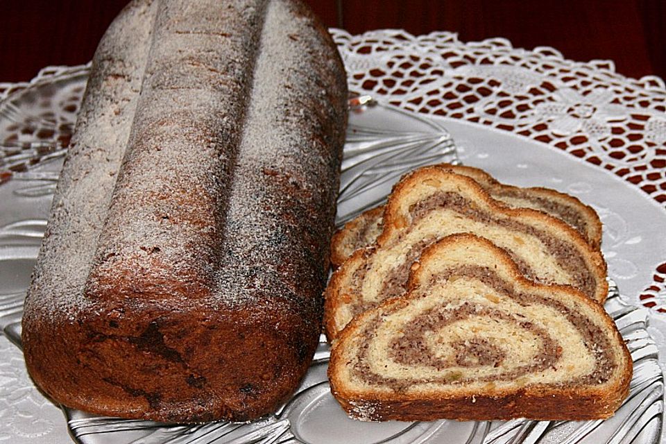 Gewickelter Nussstollen