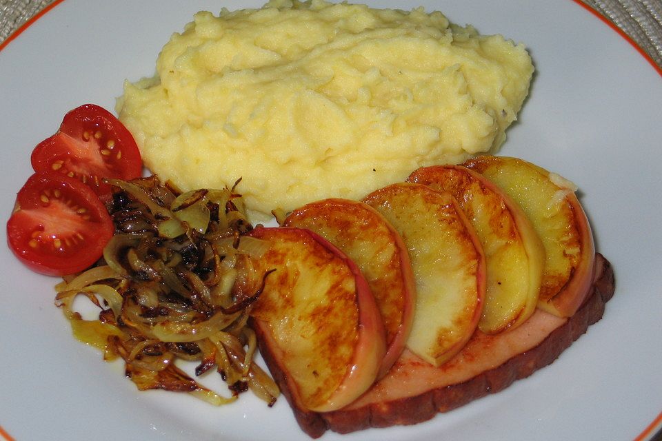 Leberkäse mit Apfelspalten Leberkäse mit Apfelspalten