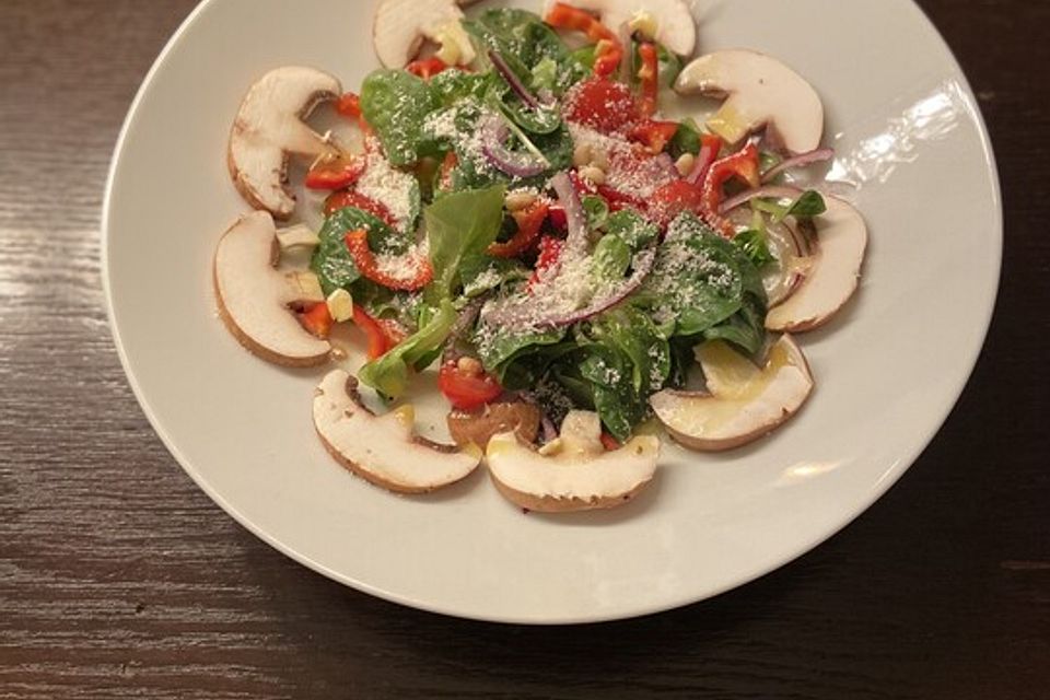 Feldsalat mit Champignons, Kernen und Parmesan