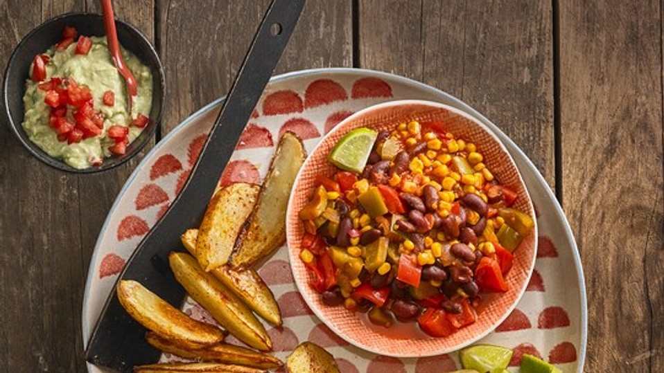 Kartoffelspalten-mit-Gem-se-mexikanischer-Art-und-Guacamole
