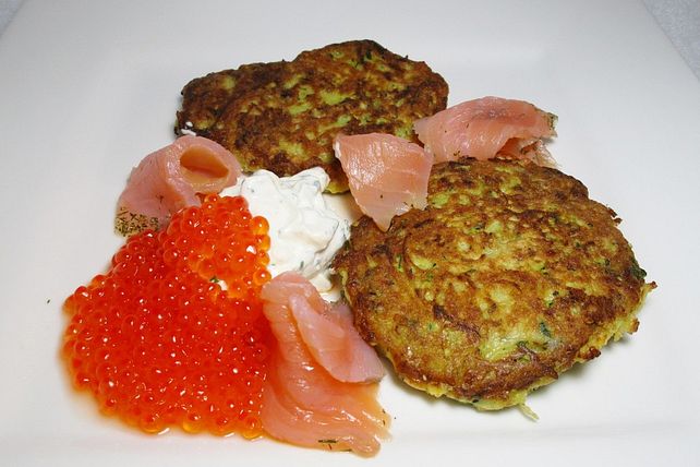 Kartoffel - Zucchini - Puffer mit Lachs, Kräuter Creme fraiche und ...