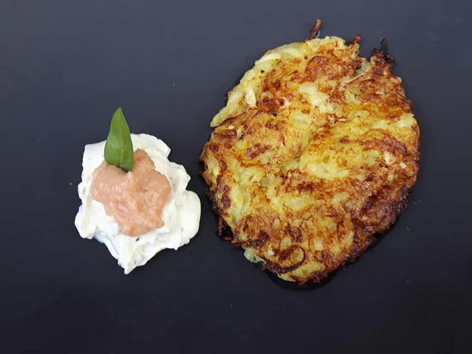 Kartoffel - Zucchini - Puffer mit Lachs, Kräuter Creme fraiche und ...