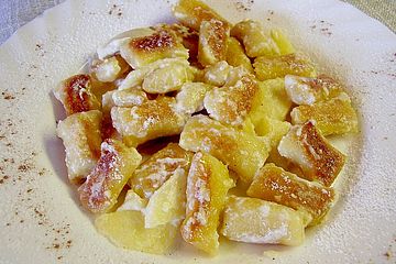 Süße Erdäpfelnudeln mit Äpfeln