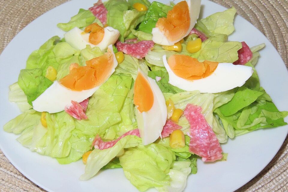 Kopfsalat mit Ei und Salami