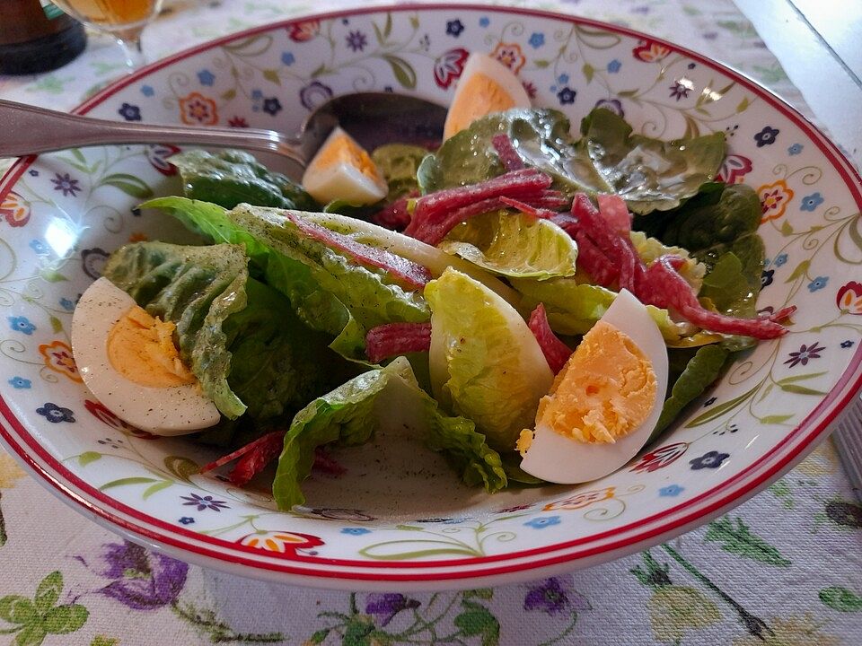 Kopfsalat mit Ei und Salami von sissimuc| Chefkoch