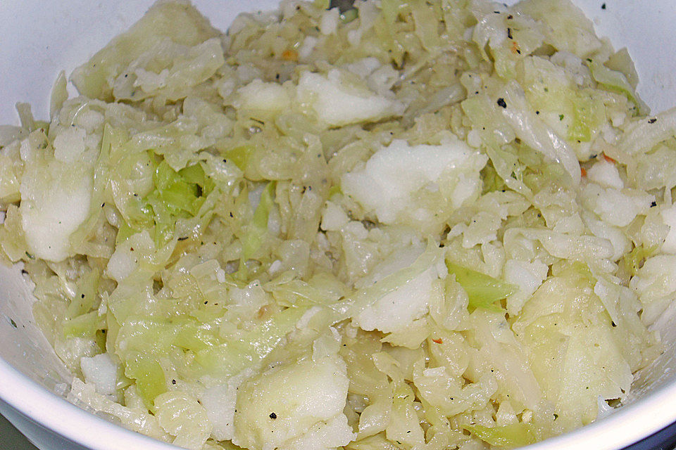 Warmer Kartoffelsalat mit Weißkraut