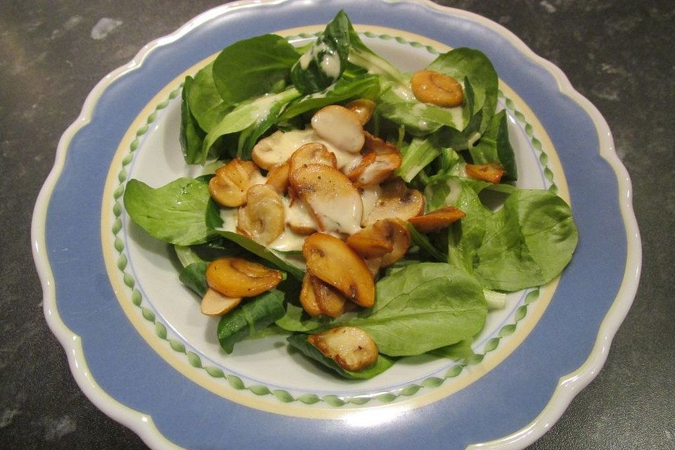 Feldsalat mit Champignons in Kräuterrahmsauce