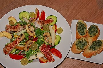Salat mit Putenstreifen und Kräuterbutterbaguette