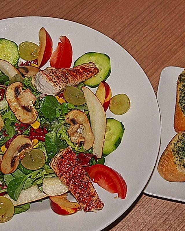 Salat mit Putenstreifen und Kräuterbutterbaguette