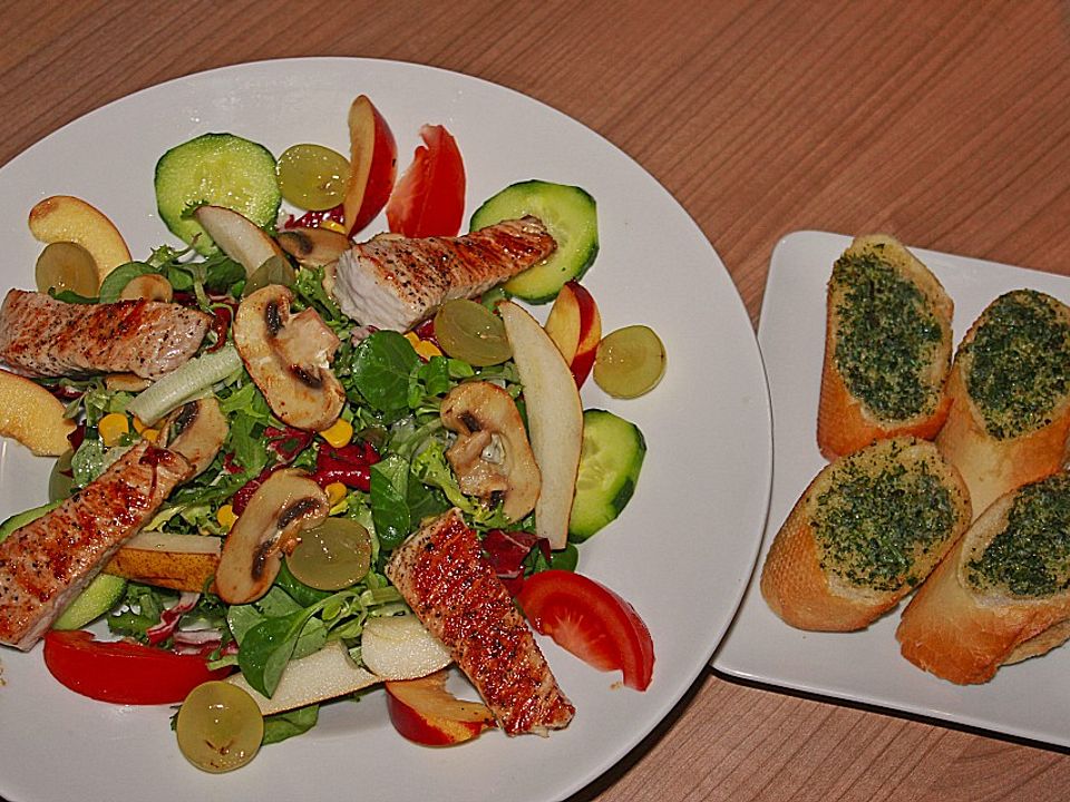Salat mit Putenstreifen und Kräuterbutterbaguette von MelFit| Chefkoch