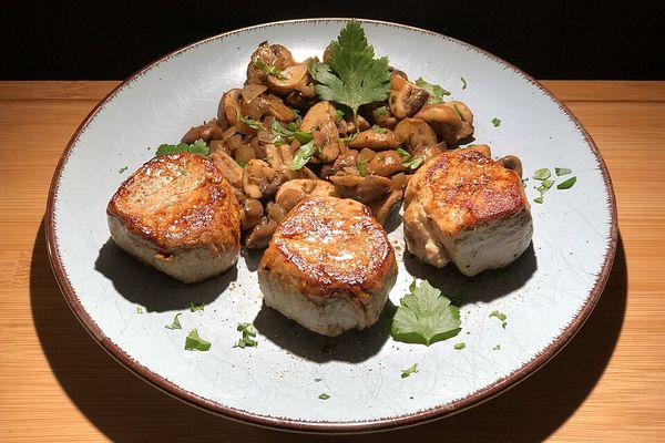 Schweinefilet mit frischen Champignons und Zwiebeln von Maja72 | Chefkoch