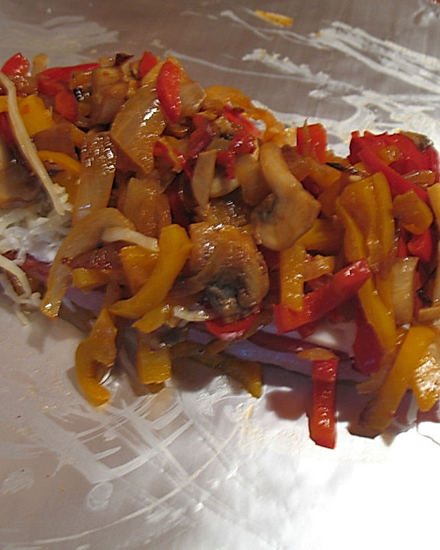 Schinkenschnitzel mit Gemüse und Käse in Alufolie gegart