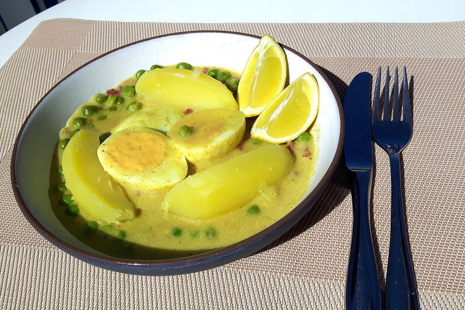 Eier in Curry-Erbsen-Schinken-Soße