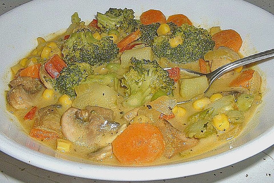 Brokkoli, Karotten und Pilze in Kokos-Curry-Sauce