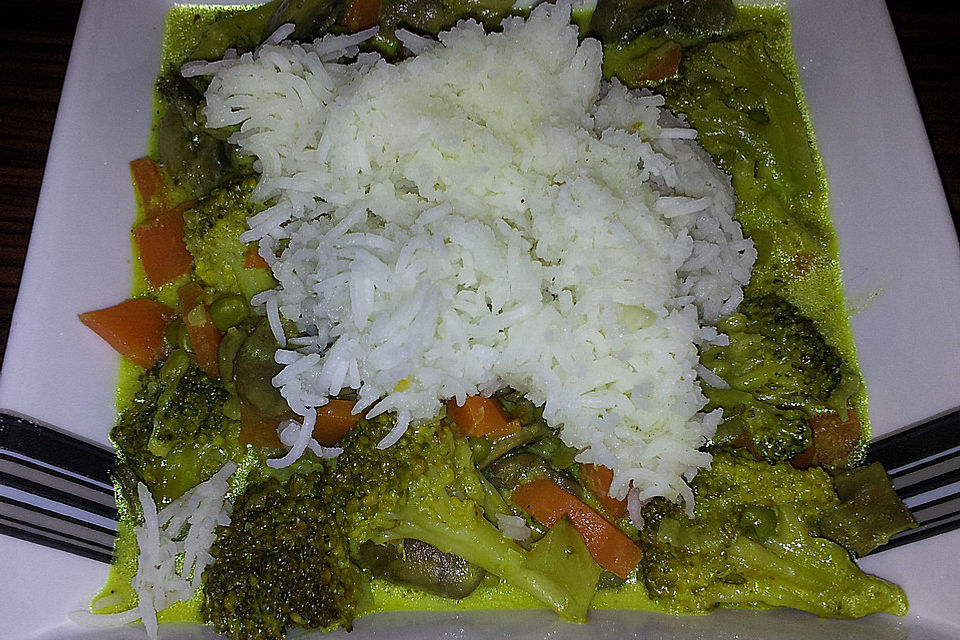 Brokkoli, Karotten und Pilze in Kokos-Curry-Sauce