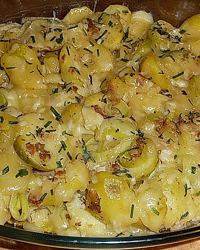 Kartoffelsalat mit Käse überbacken