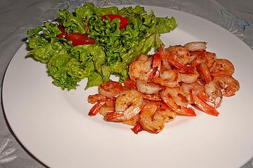 Knoblauch Shrimps mit Eisbergsalat