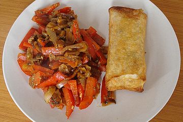 Paprika - Zwiebel - Gemüse zu Frühlingsrollen
