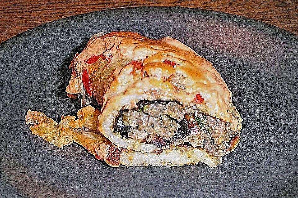 Pfannkuchen mit Hackfleischfüllung Pfannkuchen mit Hackfleischfüllung