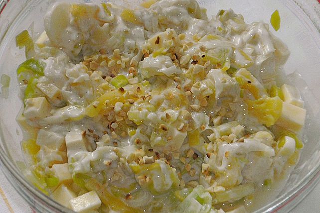 Salat mit Lauch, Ananas, Käse und gerösteten Mandeln von omela| Chefkoch