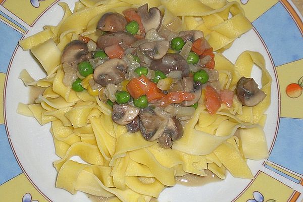 Bandnudeln mit Champignon - Gemüse - Sauce von Schwarzteetrinkerin ...