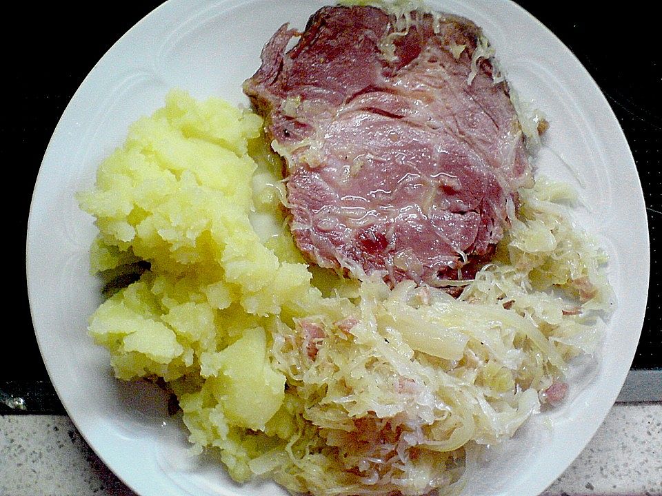 Grassis Sauerkraut mit Speck und dicker Räucherrippe von grassi| Chefkoch