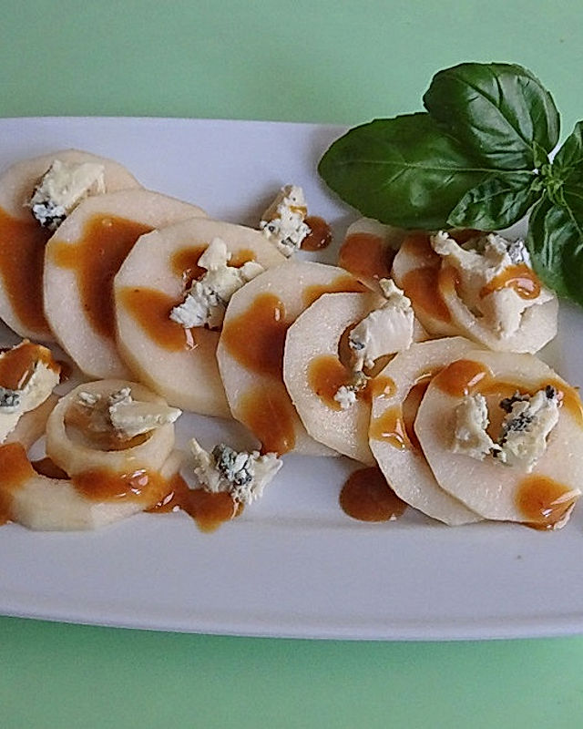 Birnencarpaccio mit Käse und Senfsauce