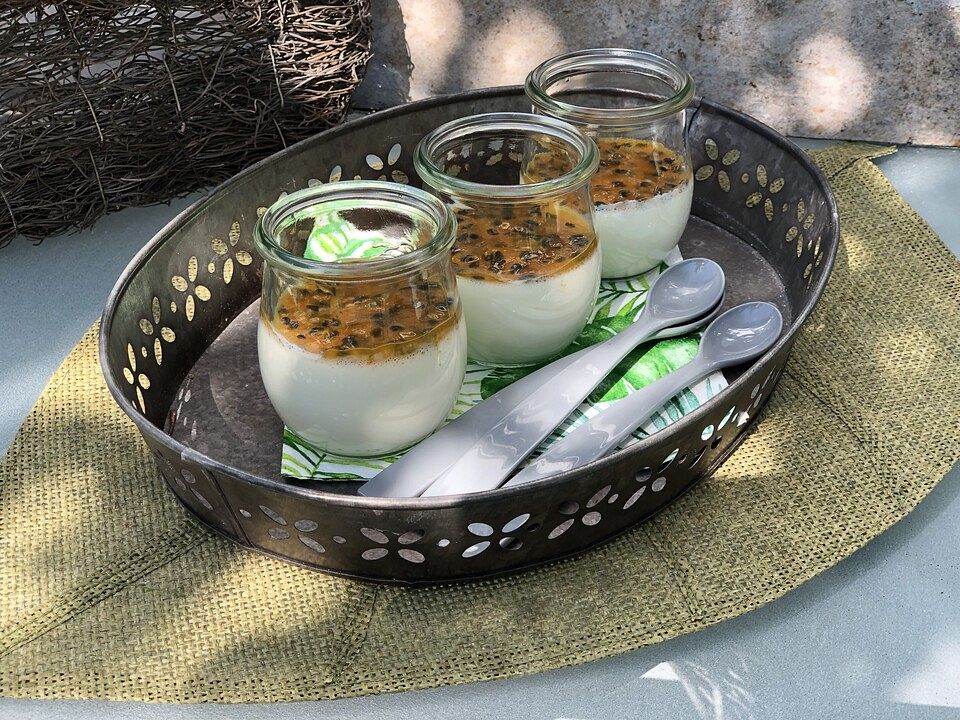 Kokos - Panna cotta mit Maracujasauce von bushcook| Chefkoch