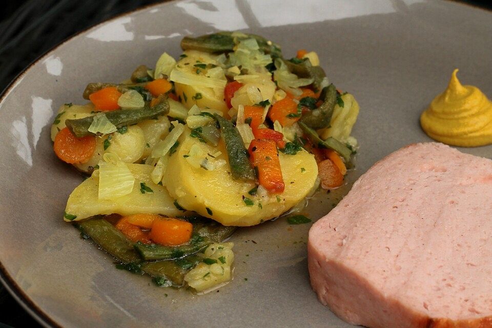 Kartoffelsalat mit Bohnen und Möhren