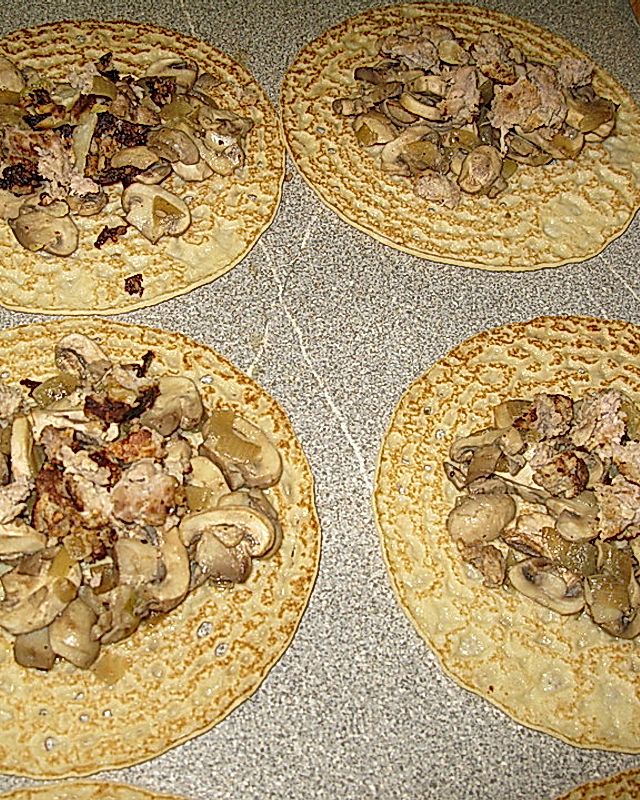 Pfannkuchen mit gebratenen Pfifferlingen und Champignons im Steinpilzsößchen