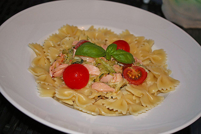 Farfalle in einer Zucchini - Frischkäsesoße mit Lachsstreifen von ...