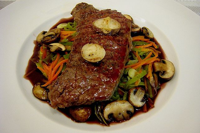 Rumpsteak auf Bohnen- und Möhrenstreifen mit Champignons von schrat ...