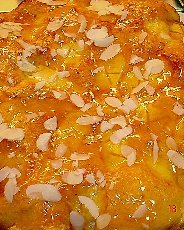 Versunkener Apfelkuchen Ivan mit Aprikosenmarmelade und Mandelblättchen