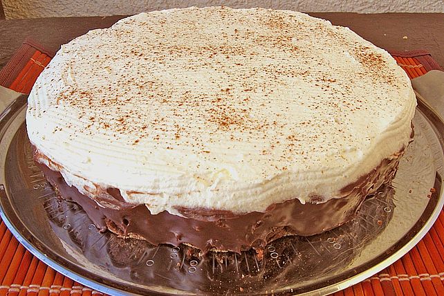 Schokokuchen mit Mandelfüllung und Amarettosahne von superbetti| Chefkoch