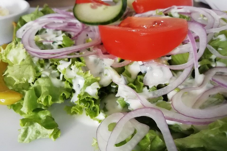 Leckere Salatsoße für gemischten Salat