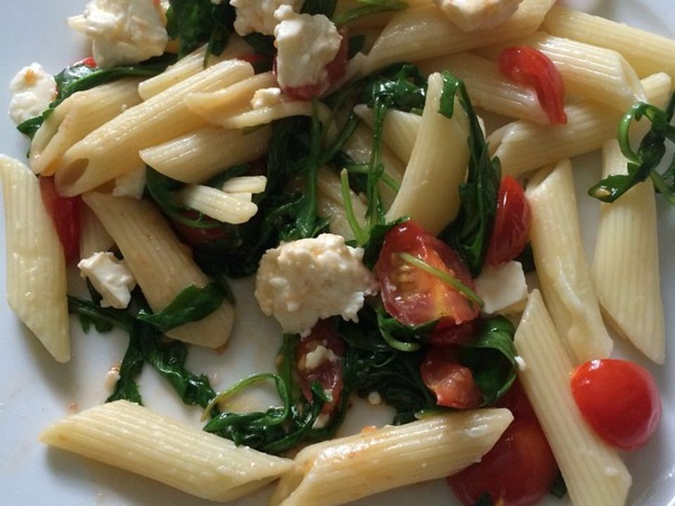 Penne mit Coktailtomaten, Rucola und Schafskäse von sigi82 | Chefkoch