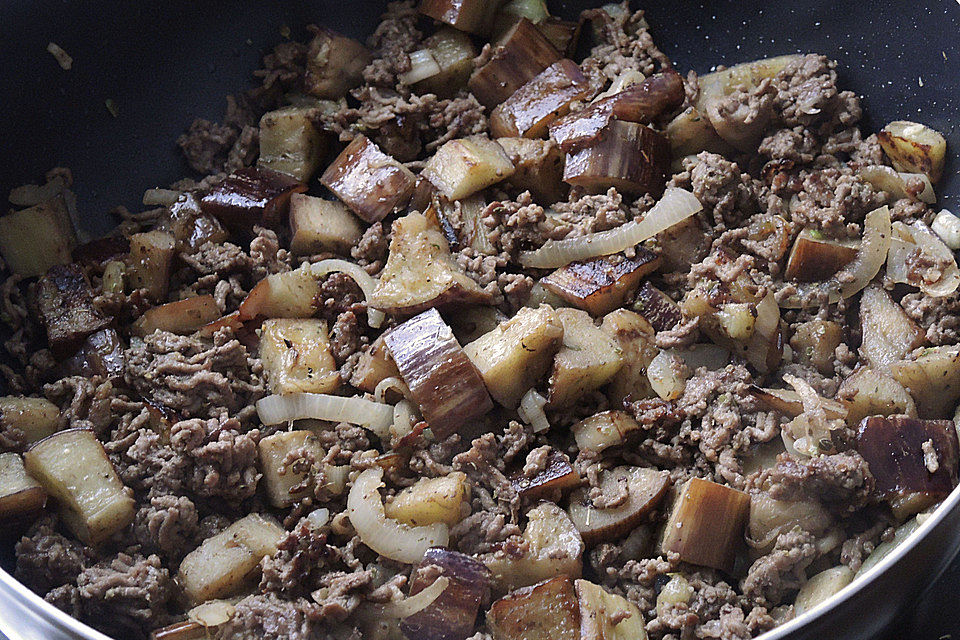 Auberginenpfanne mit Hackfleisch und Schafskäse