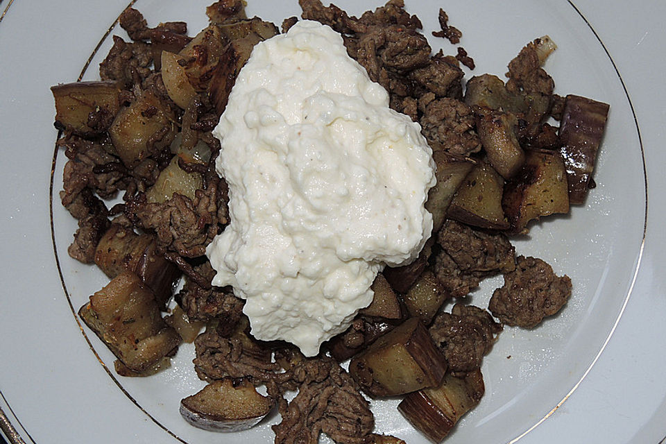 Auberginenpfanne mit Hackfleisch und Schafskäse