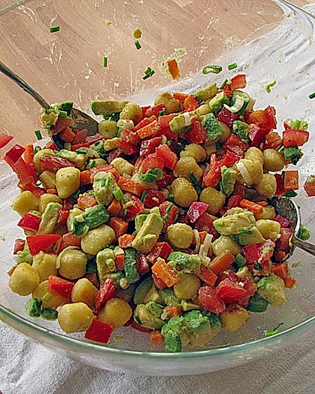 Lauwarmer Gnocchini - Avocado - Salat mit Knoblauchdressing