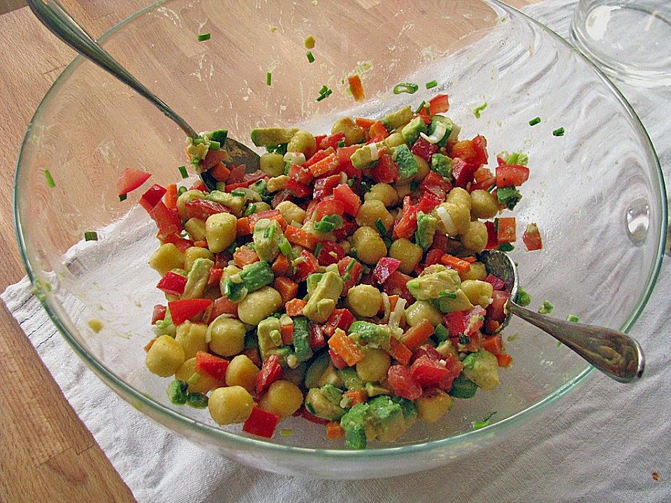 Lauwarmer Gnocchini - Avocado - Salat mit Knoblauchdressing von Major ...