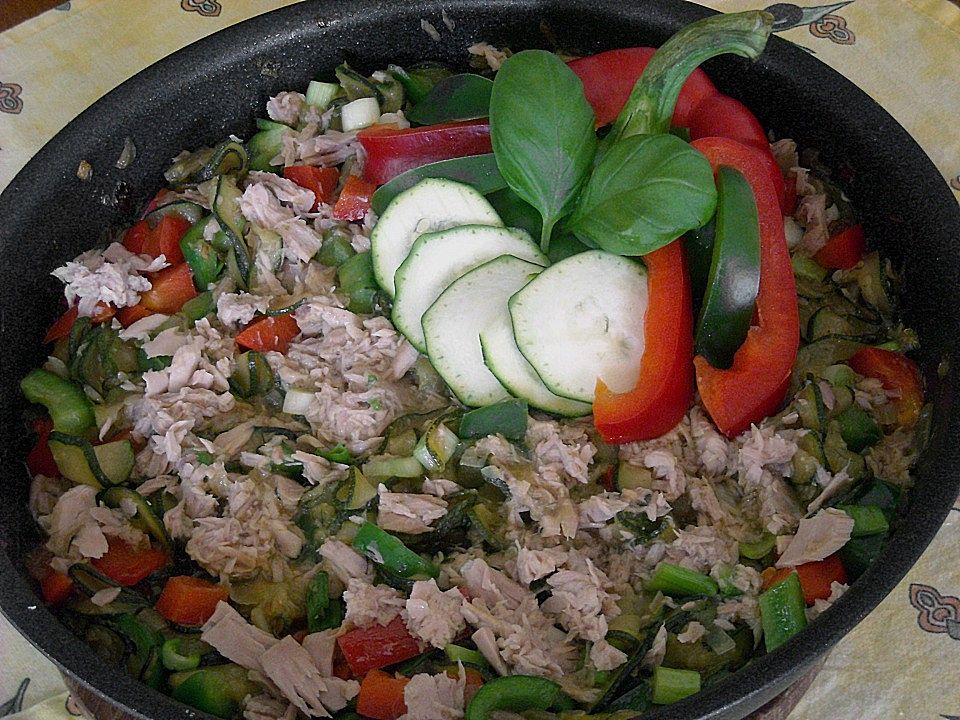 Thunfisch - Zucchini - Paprika - Pfanne von Gemelli| Chefkoch