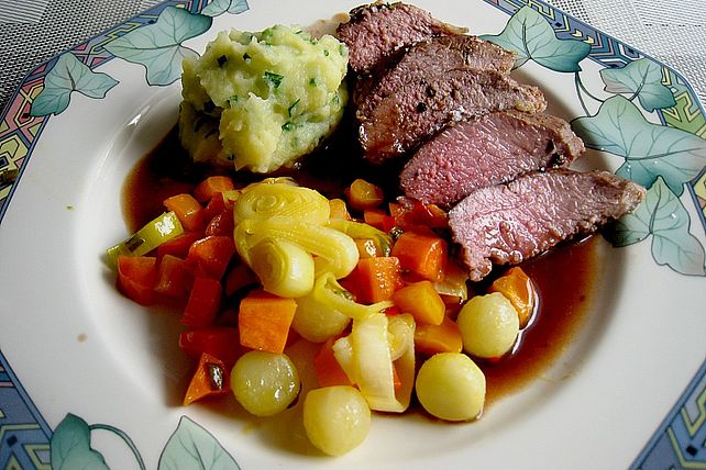 Heidschnuckenrücken am Knochen gebraten mit buntem Gemüse und Kartoffel ...