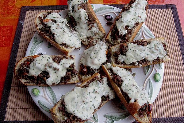 Baguettes gefüllt mit pikantem Hackfleisch und Gemüse von superbetti ...