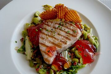 Thunfischsteak mit pikantem Rhabarbergelee auf Schinken, dicken Bohnen und Salat