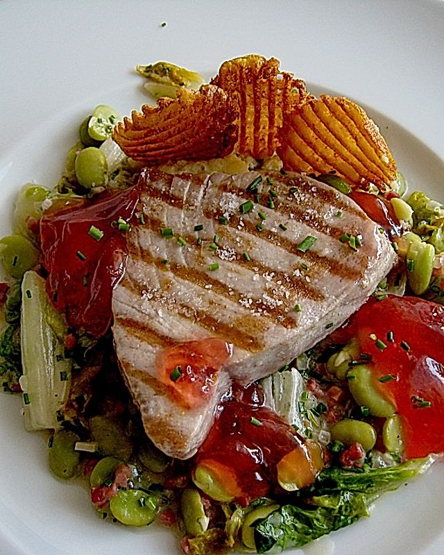 Thunfischsteak mit pikantem Rhabarbergelee auf Schinken, dicken Bohnen und Salat