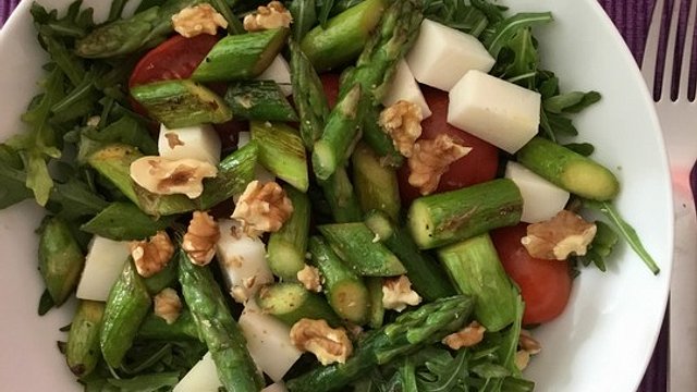 Salat mit gebratenem Spargel, Ziegenkäse, Rauke und Tomaten von monikap Salat mit gebratenem Spargel, Ziegenkäse, Rauke und Tomaten von monikap