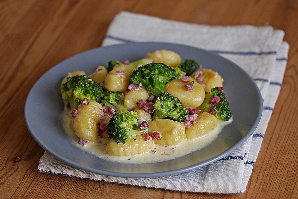 Gnocchi mit Brokkoli und Schinkenwürfel