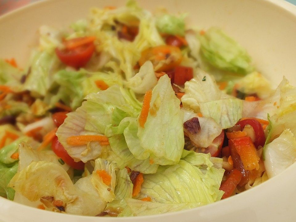 Gemischter Salat mit Pinienkernen und Honig - Senf - Dressing von ...