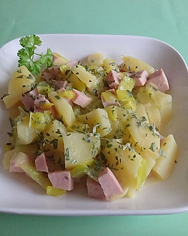 Würstchengulasch mit Kartoffeln und Porree